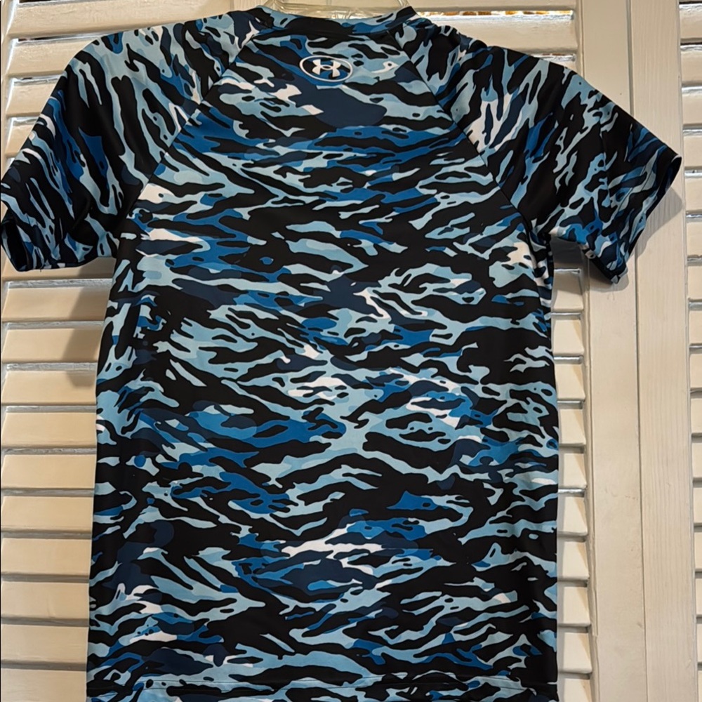 Under Armour Black and Blue Patterned Tee. Like New. - Picture 4 of 5